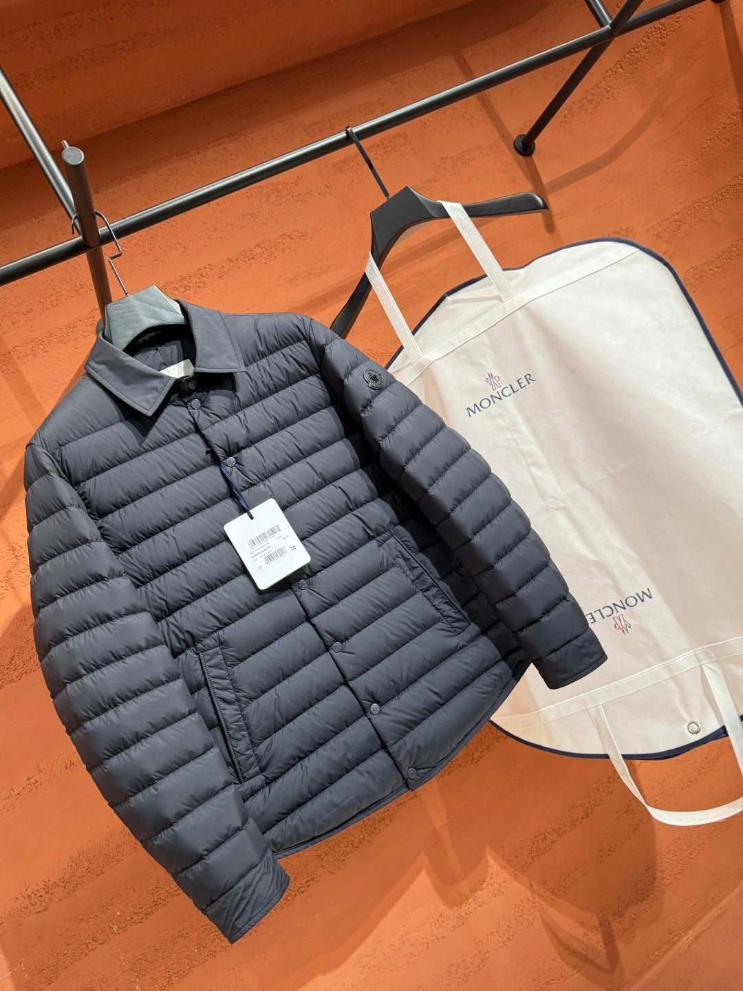 Пухова куртка Moncler з відкладним коміром, графітова — фото 5