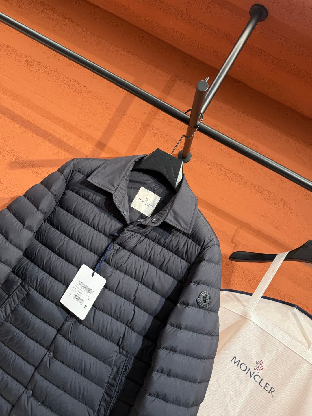 Пухова куртка Moncler з відкладним коміром, графітова — фото 6