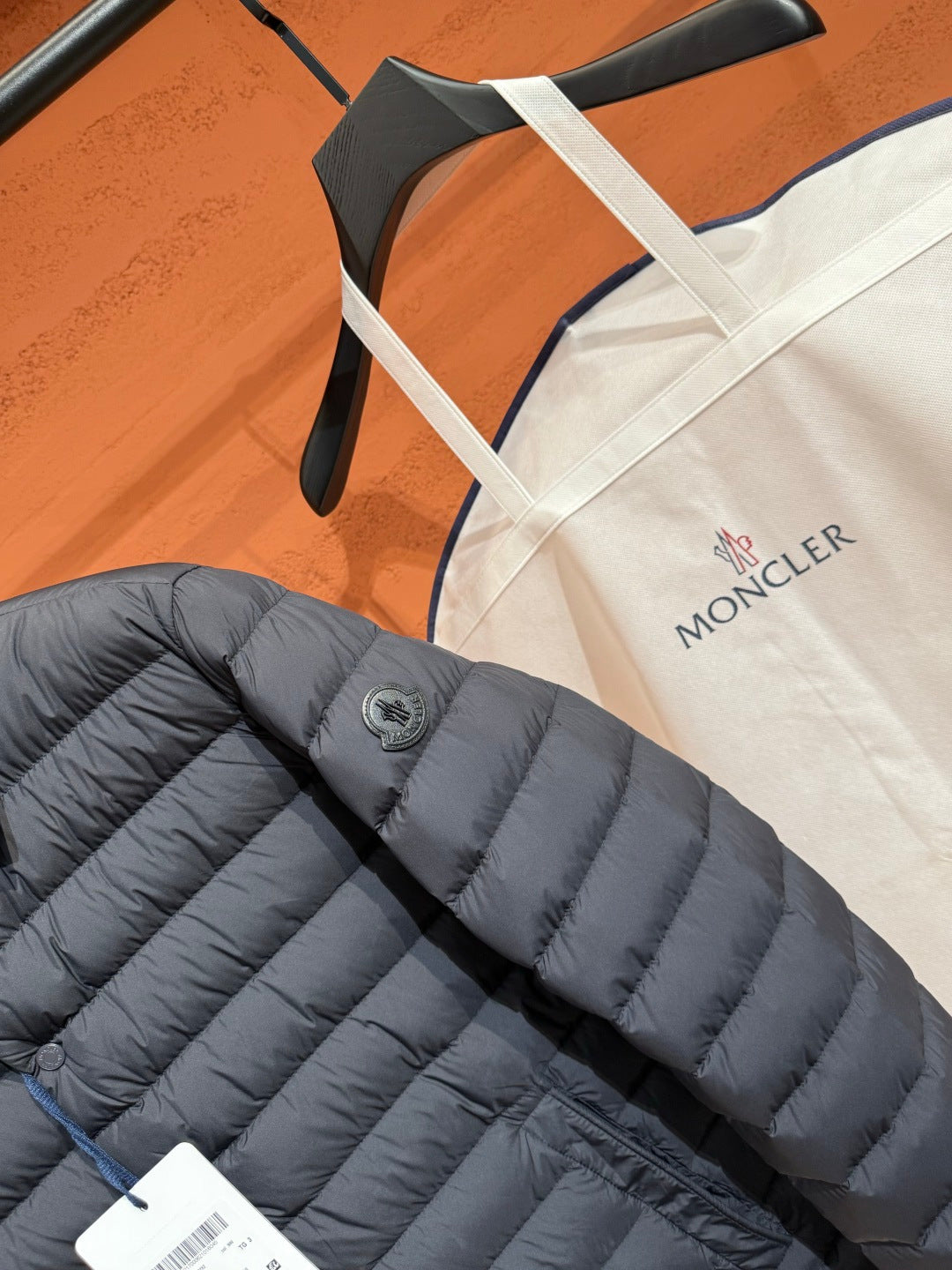Пухова куртка Moncler з відкладним коміром, графітова — фото 3