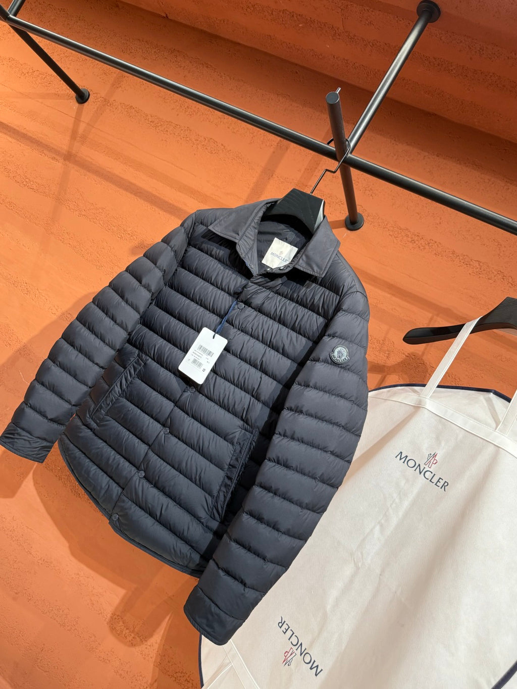 Пухова куртка Moncler з відкладним коміром, графітова — фото 7