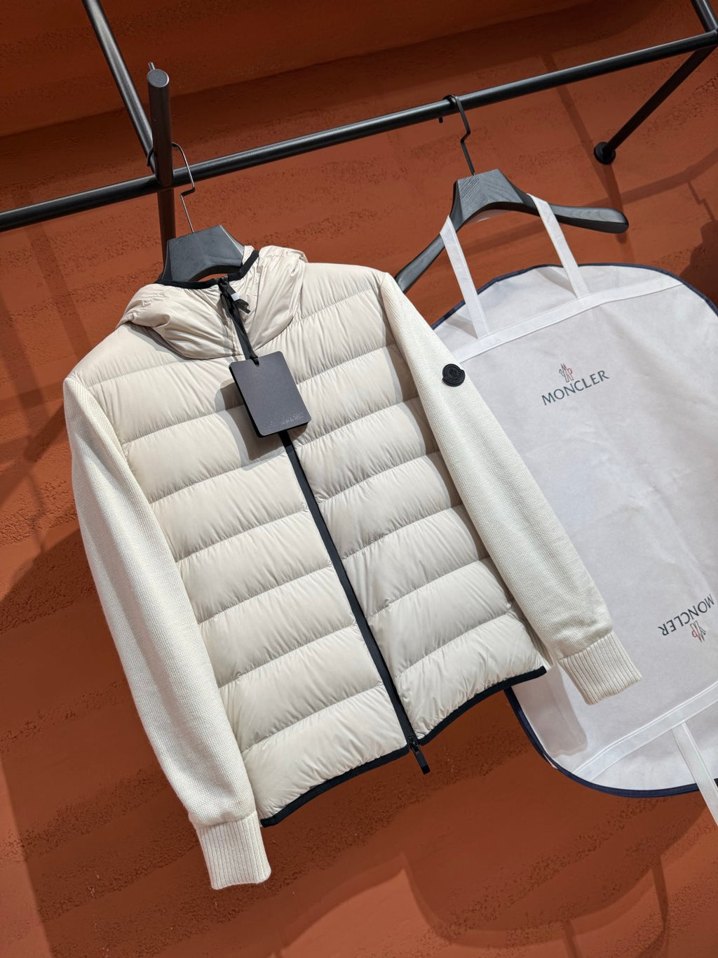 Пуховий жилет Moncler з коміром-стійкою, білий — фото 6