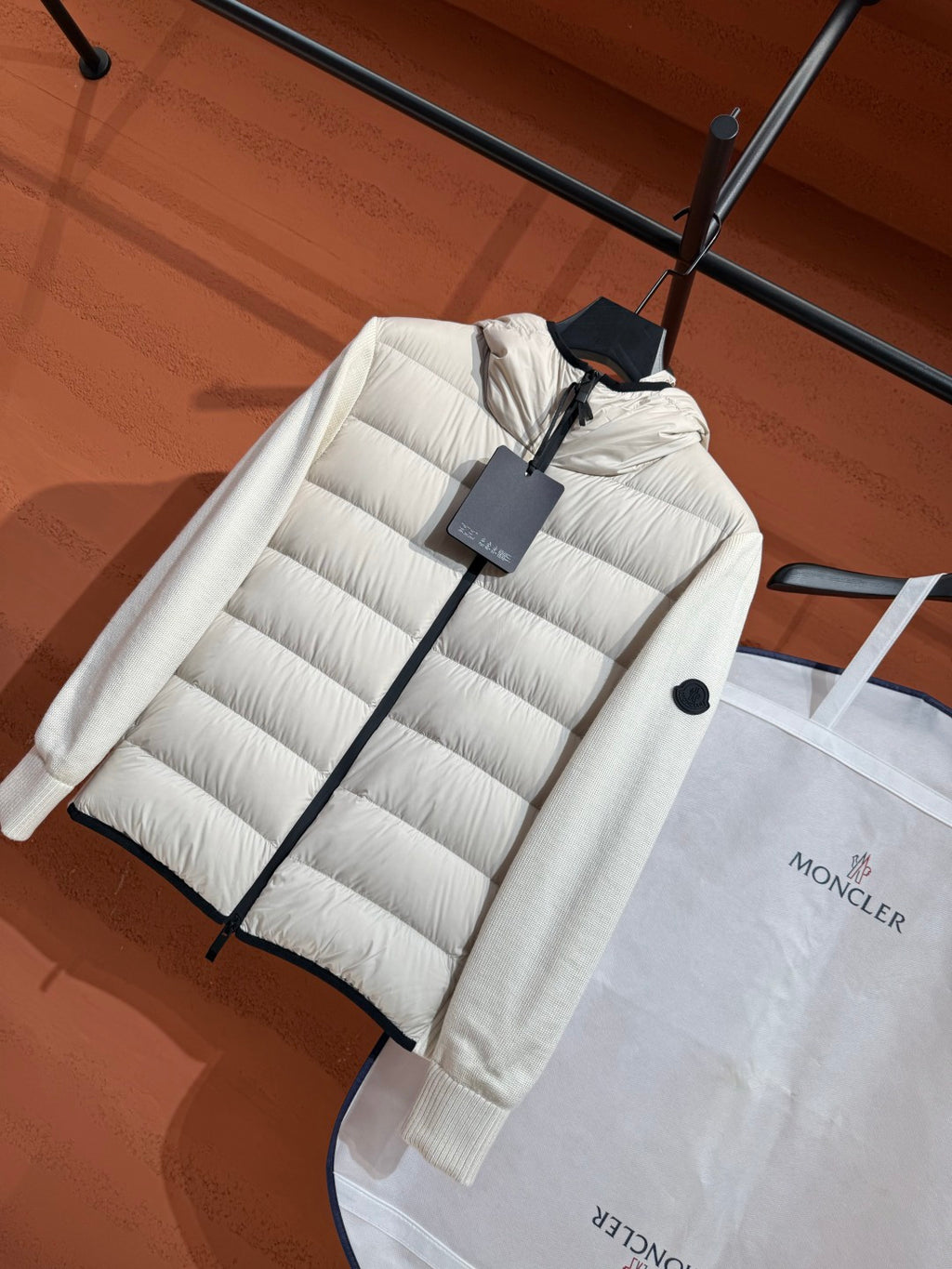 Пуховий жилет Moncler з коміром-стійкою, білий — фото 2