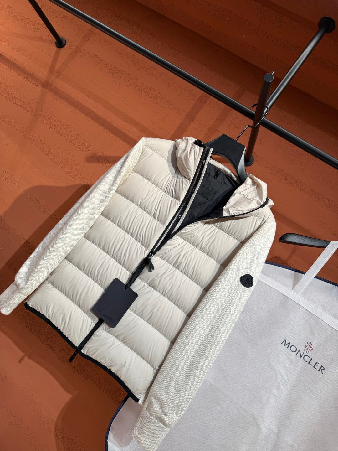 Пуховий жилет Moncler з коміром-стійкою, білий — фото 7