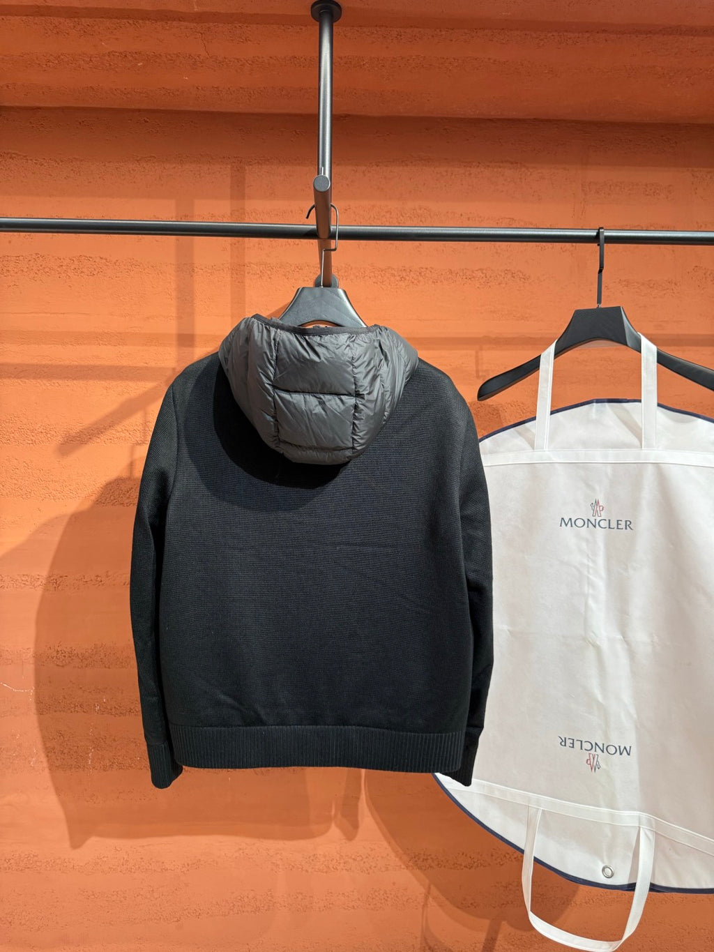 Пуховий жилет Moncler з коміром-стійкою, чорний — фото 8