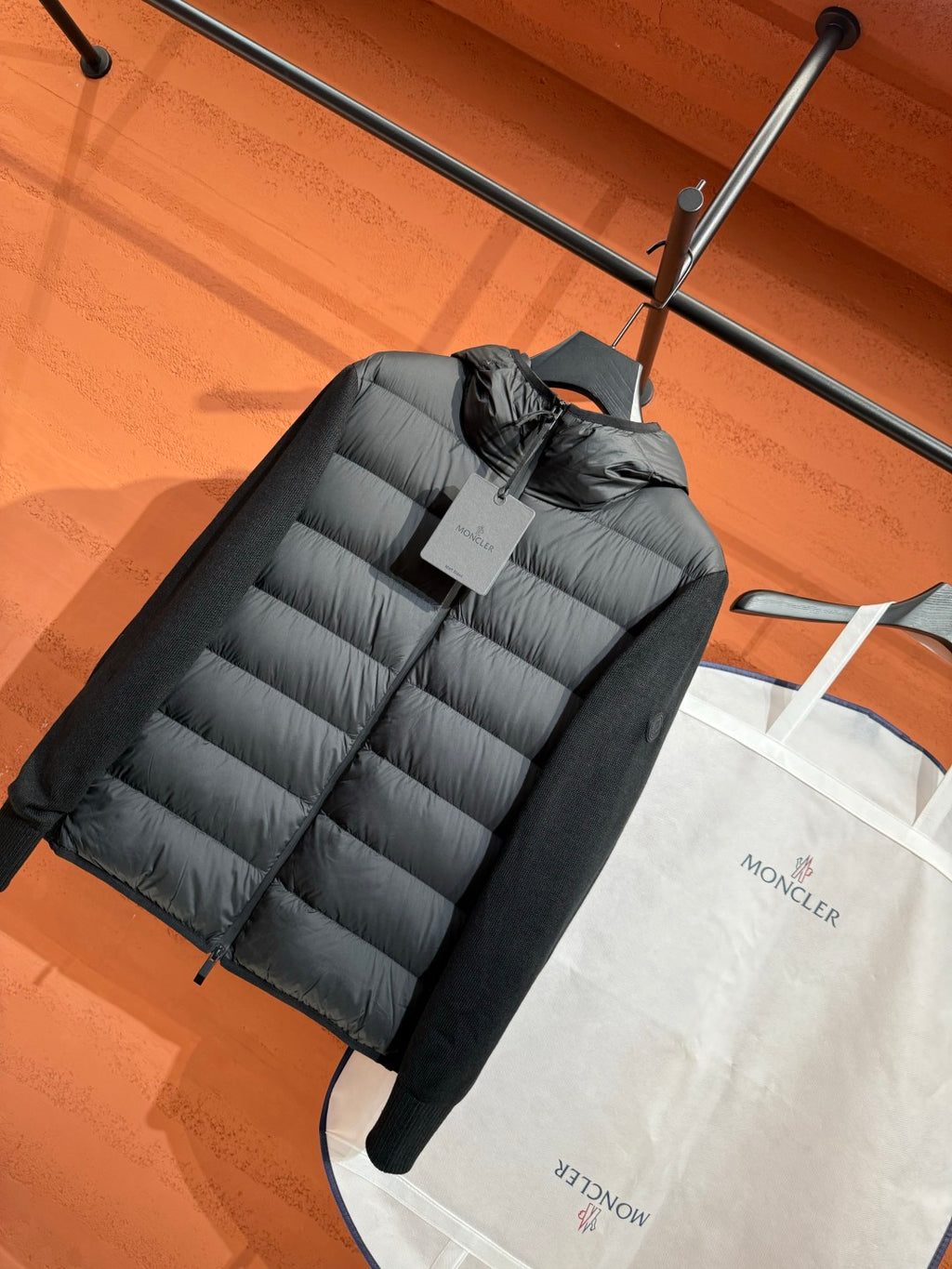 Пуховий жилет Moncler з коміром-стійкою, чорний — фото 2