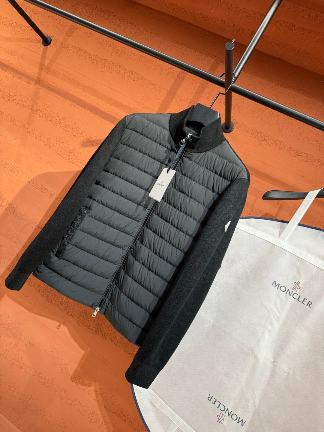 Пуховий жилет Moncler, чорний — фото 2
