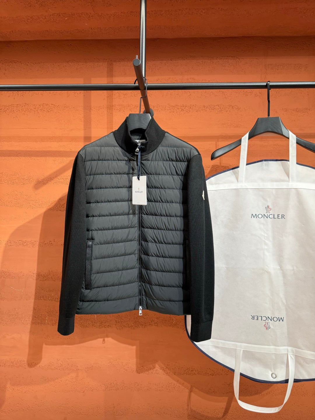 Пуховий жилет Moncler, чорний — вигляд спереду
