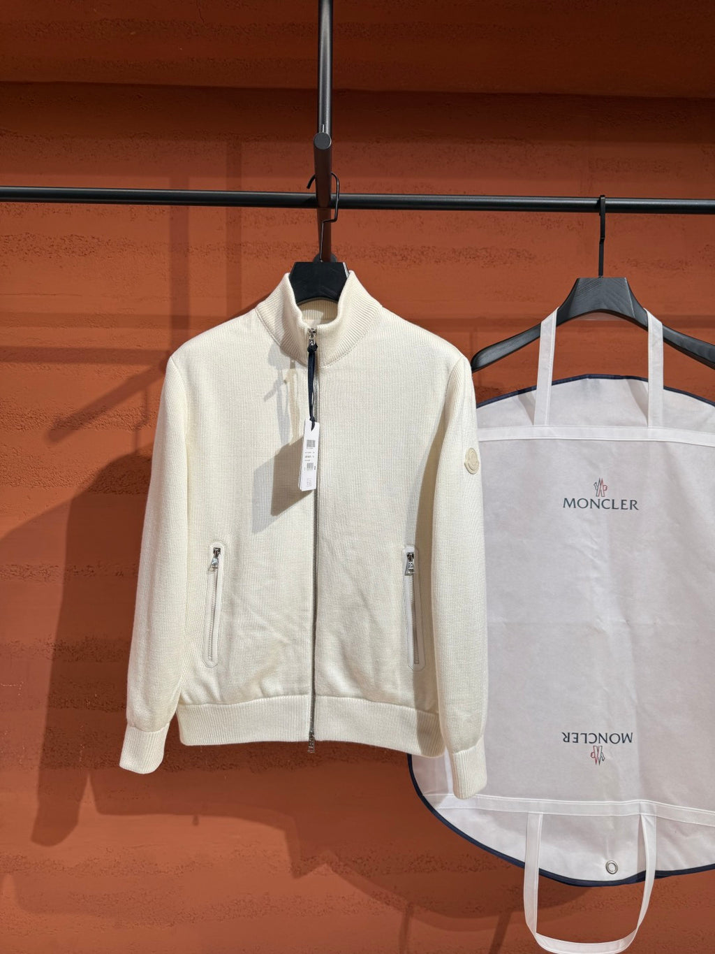 Легка пухова куртка Moncler, біла — вигляд спереду
