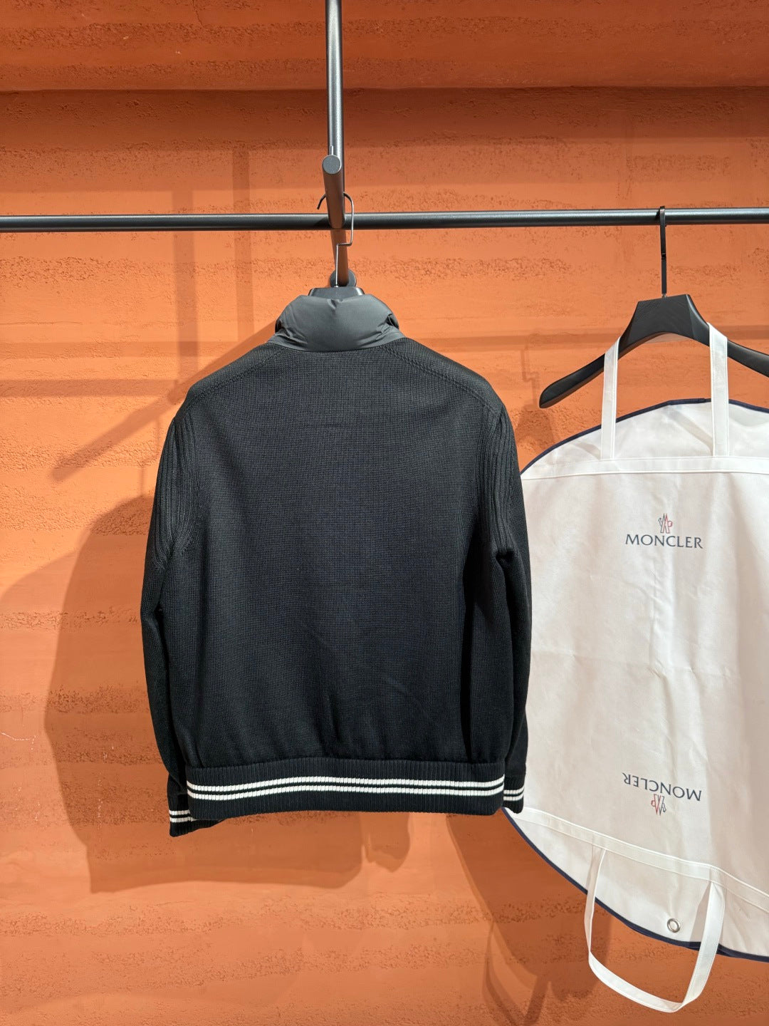 Пуховий кардиган Moncler з контрастними манжетами, чорний — фото 8