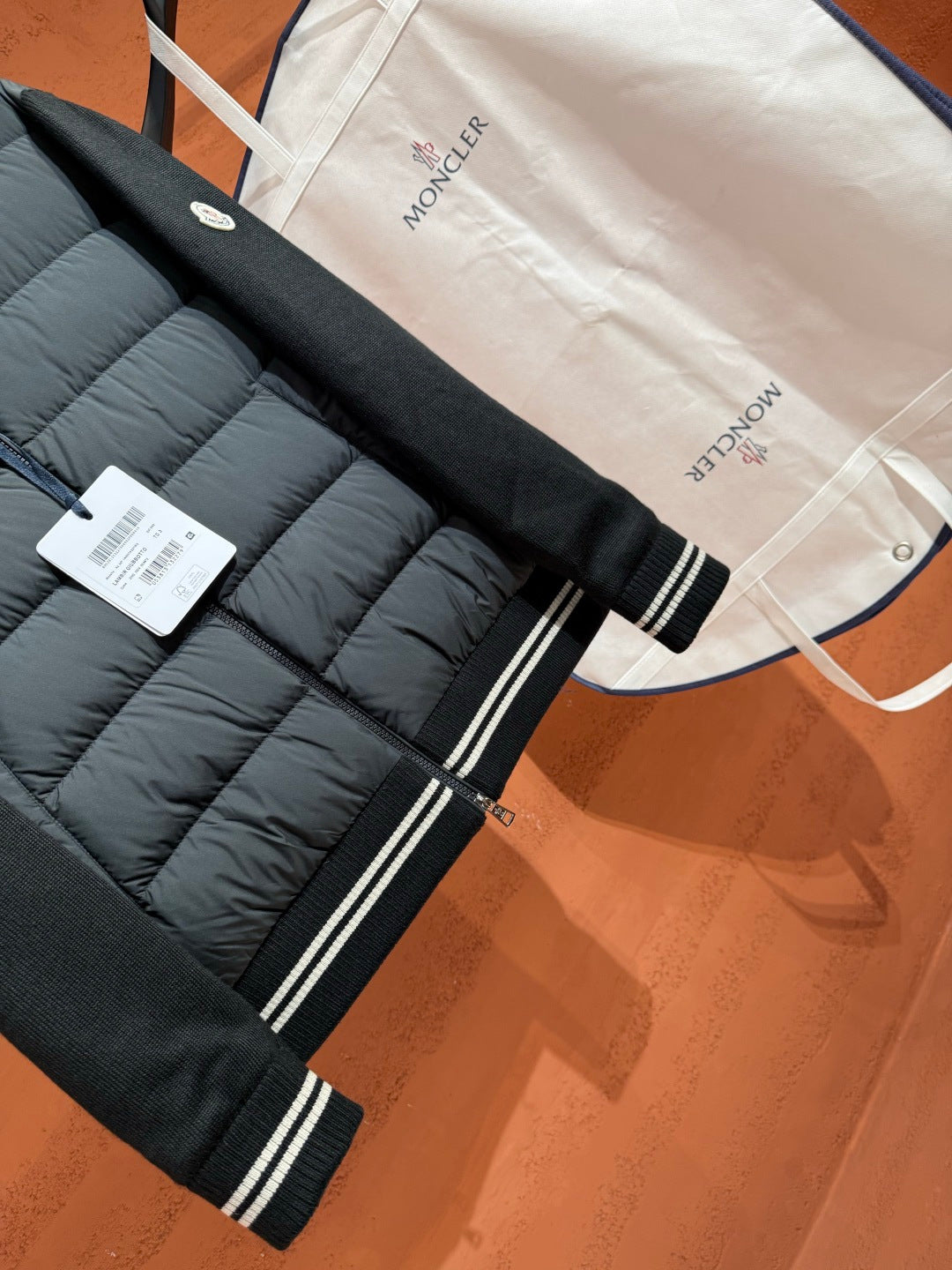 Пуховий кардиган Moncler з контрастними манжетами, чорний — фото 7