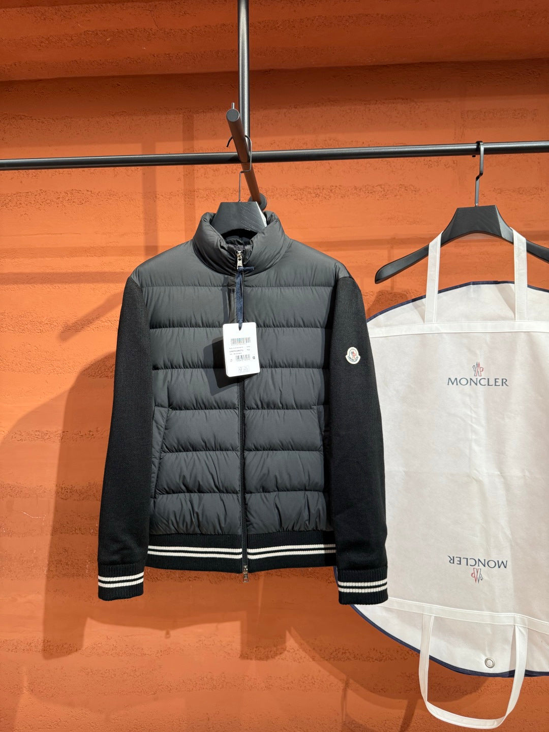 Пуховий кардиган Moncler з контрастними манжетами, чорний — вигляд спереду