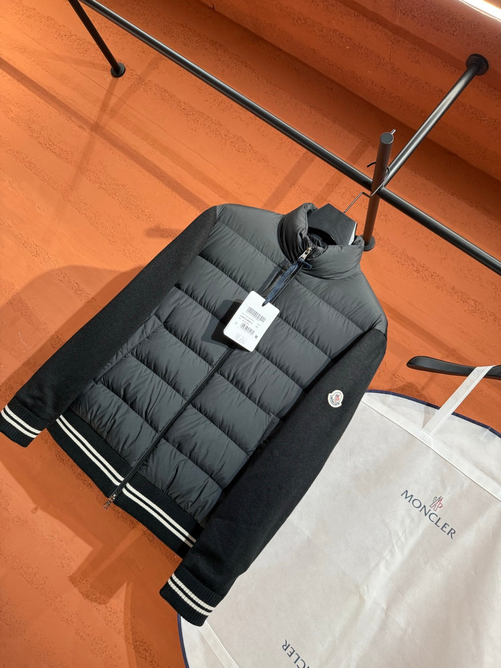 Пуховий кардиган Moncler з контрастними манжетами, чорний — фото 2