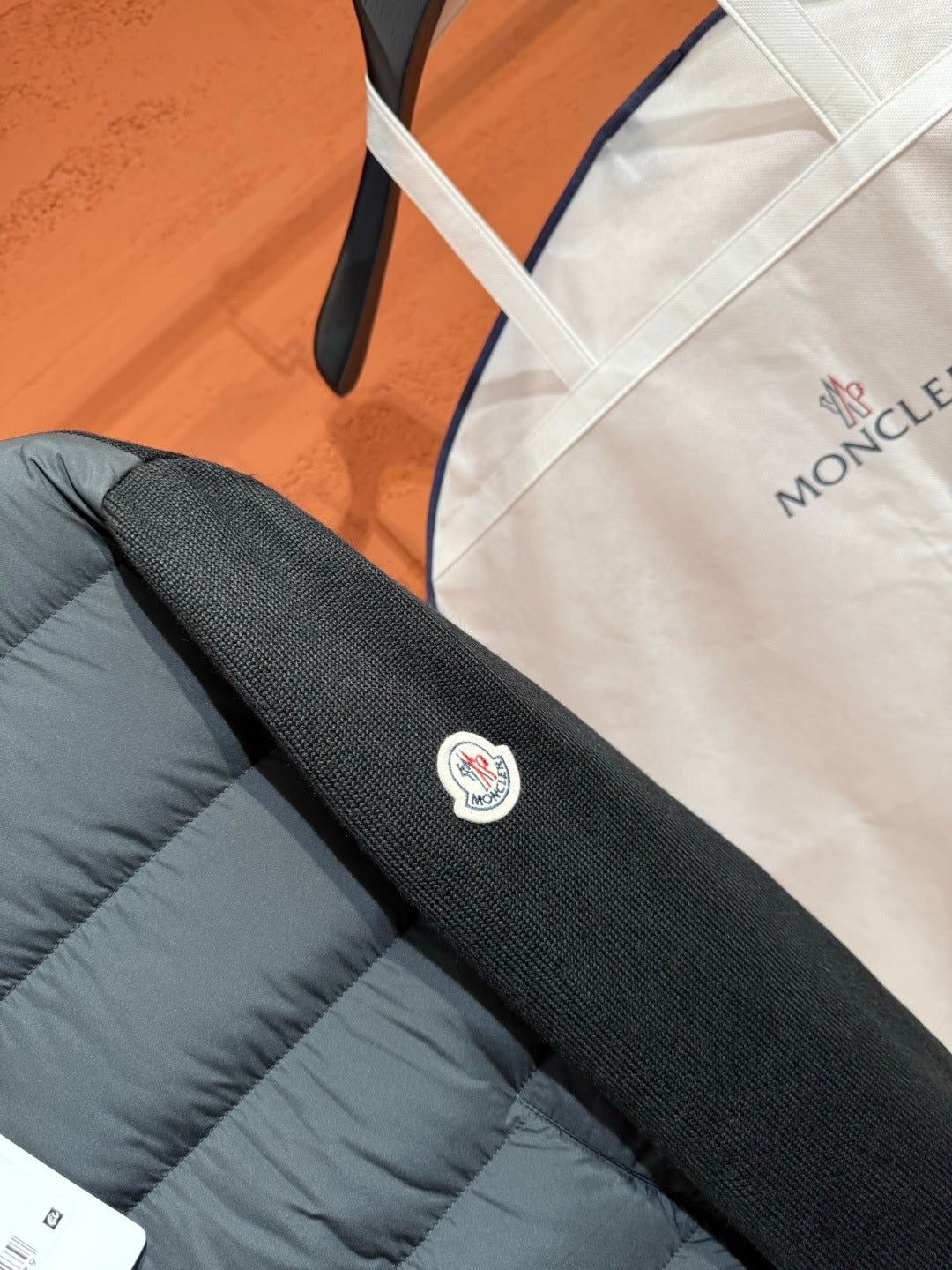 Пуховий кардиган Moncler з контрастними манжетами, чорний — фото 4