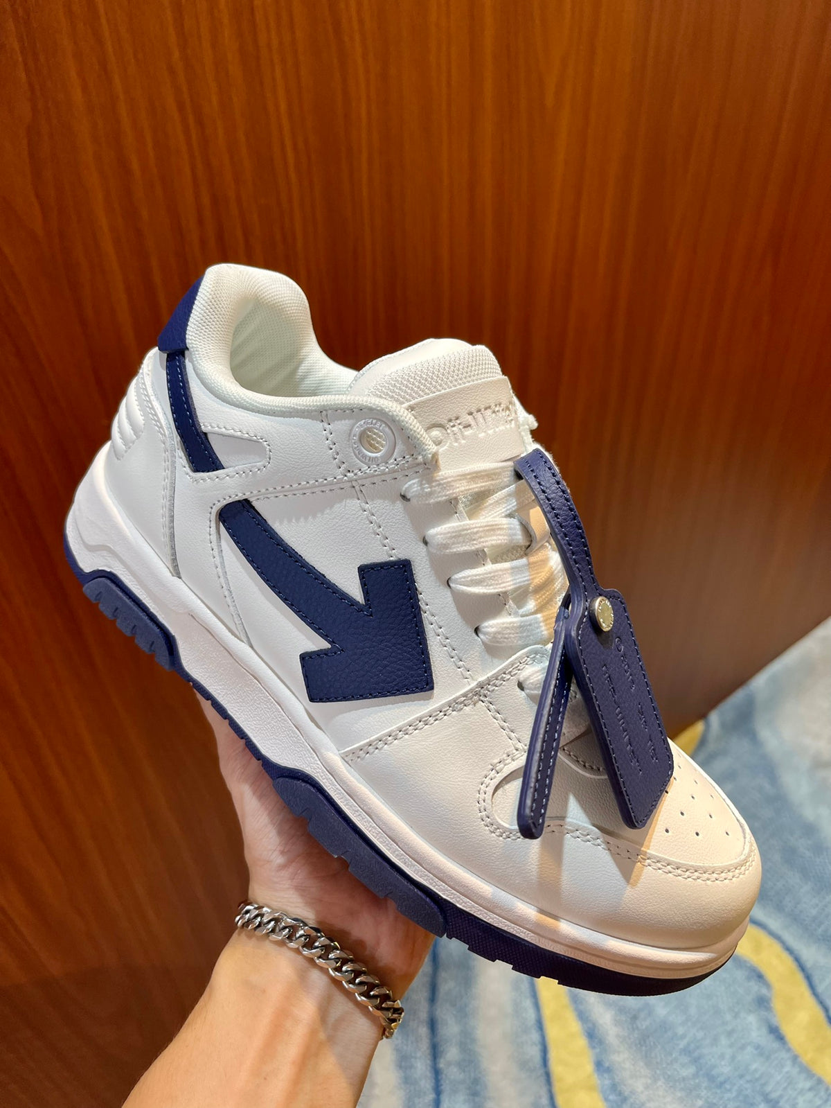 Кросівки Off-White Out Of Office — білі з темно-синіми деталями
