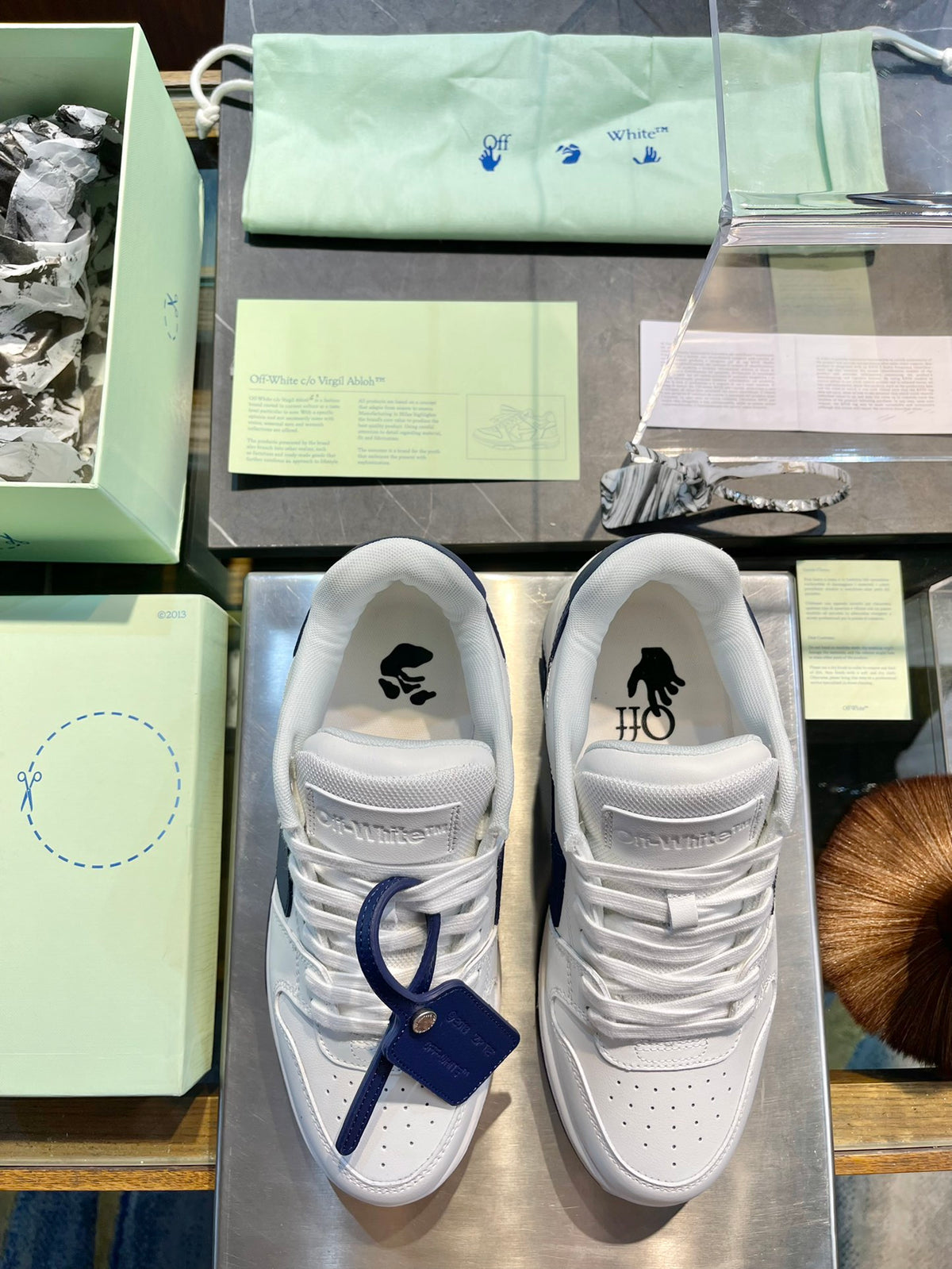 Кросівки Off-White Out Of Office — білі з темно-синіми деталями