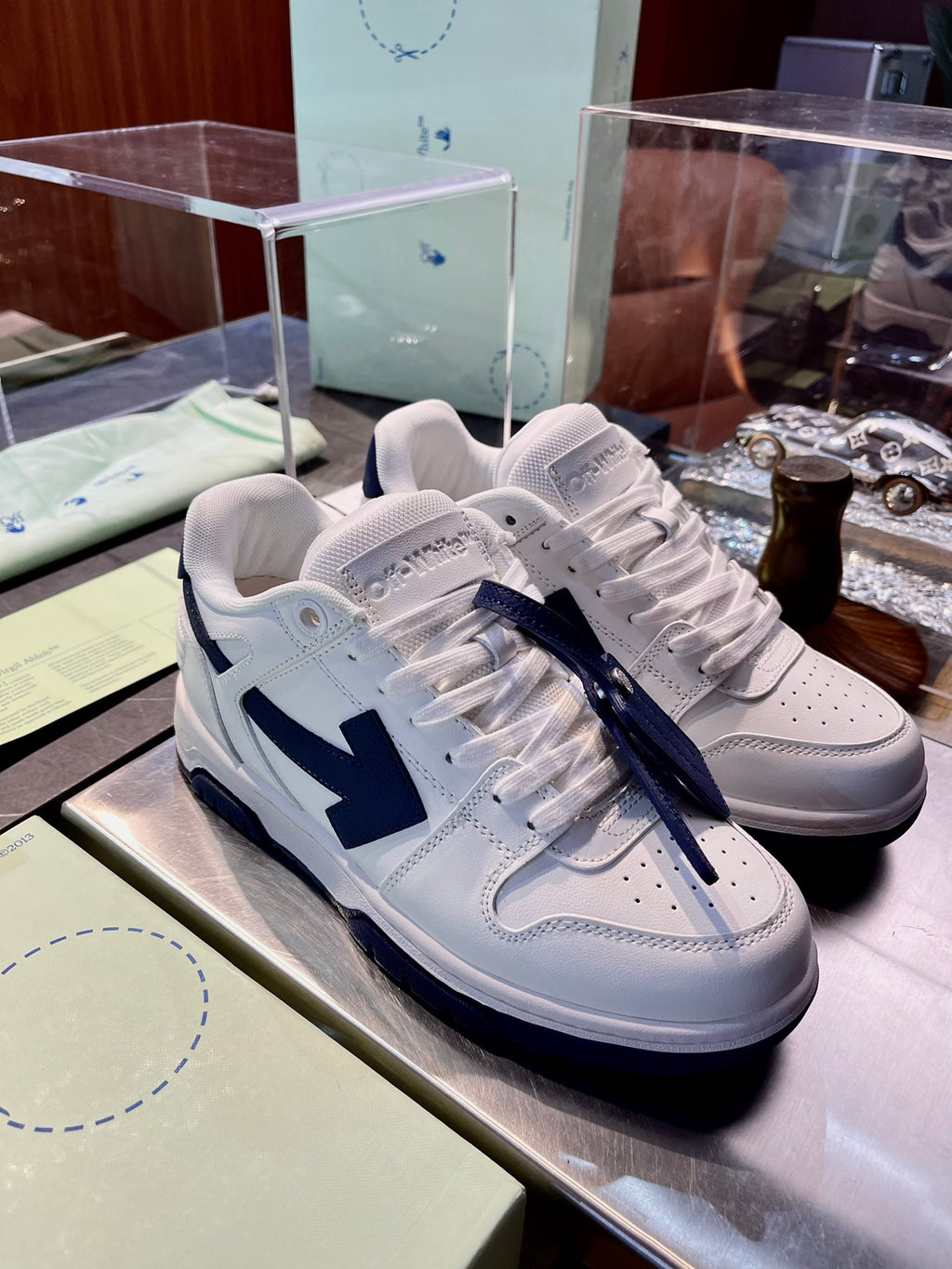 Кросівки Off-White Out Of Office — білі з темно-синіми деталями