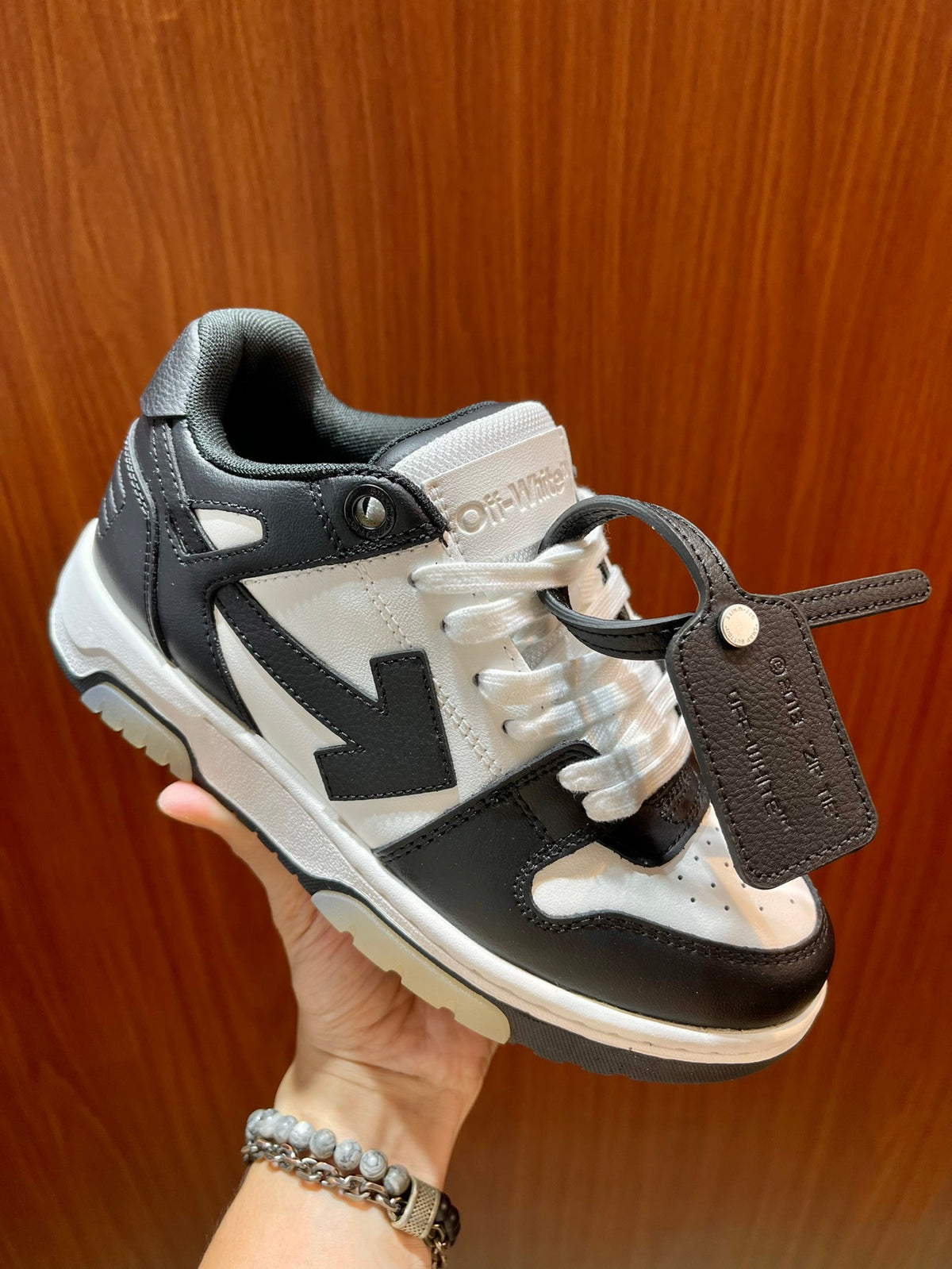 Шкіряні кросівки Off-White Out Of Office — чорно-білі зі світлою шнурівкою