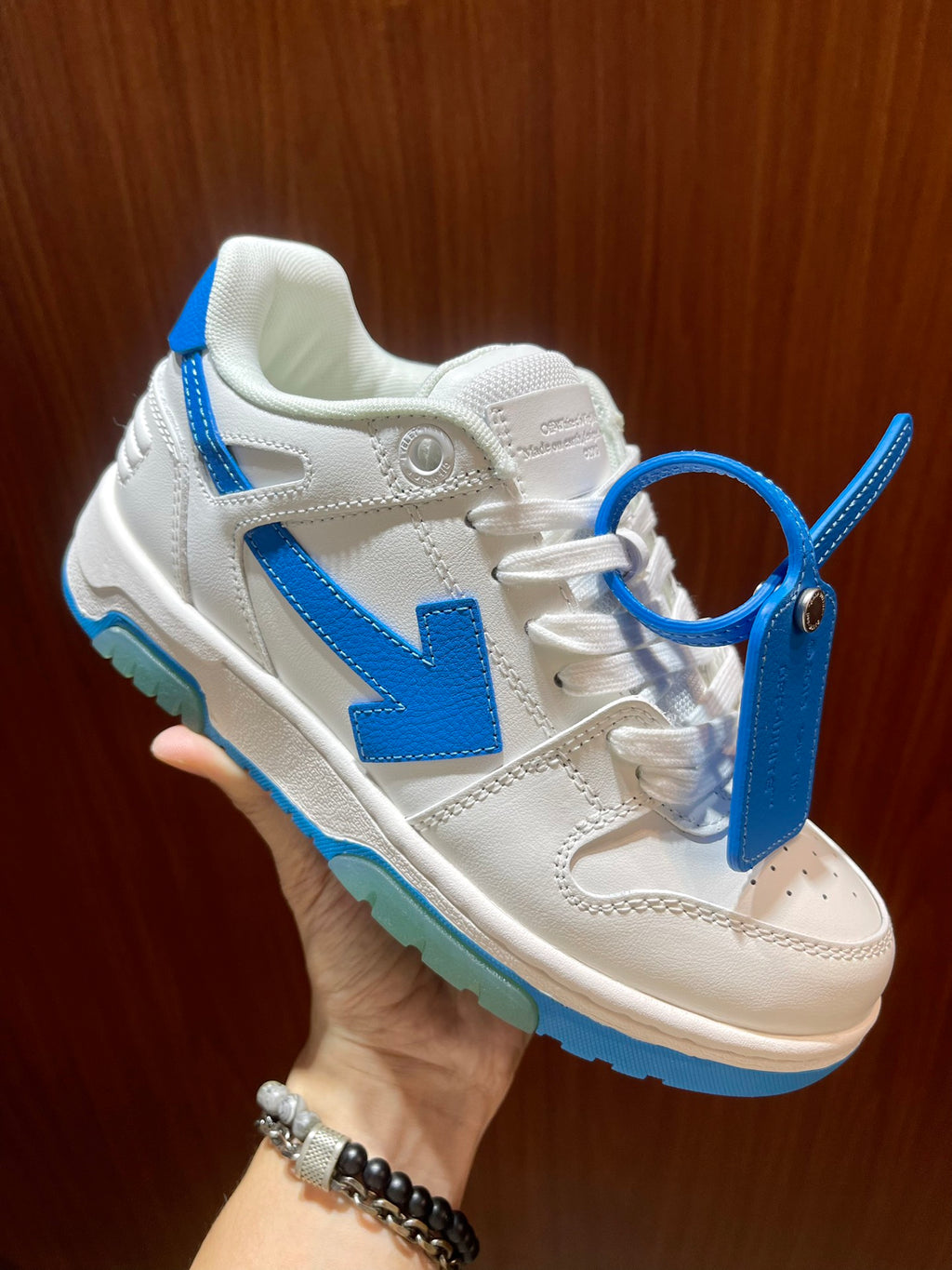 Шкіряні кросівки Off-White Out Of Office — білі із синіми стрілками