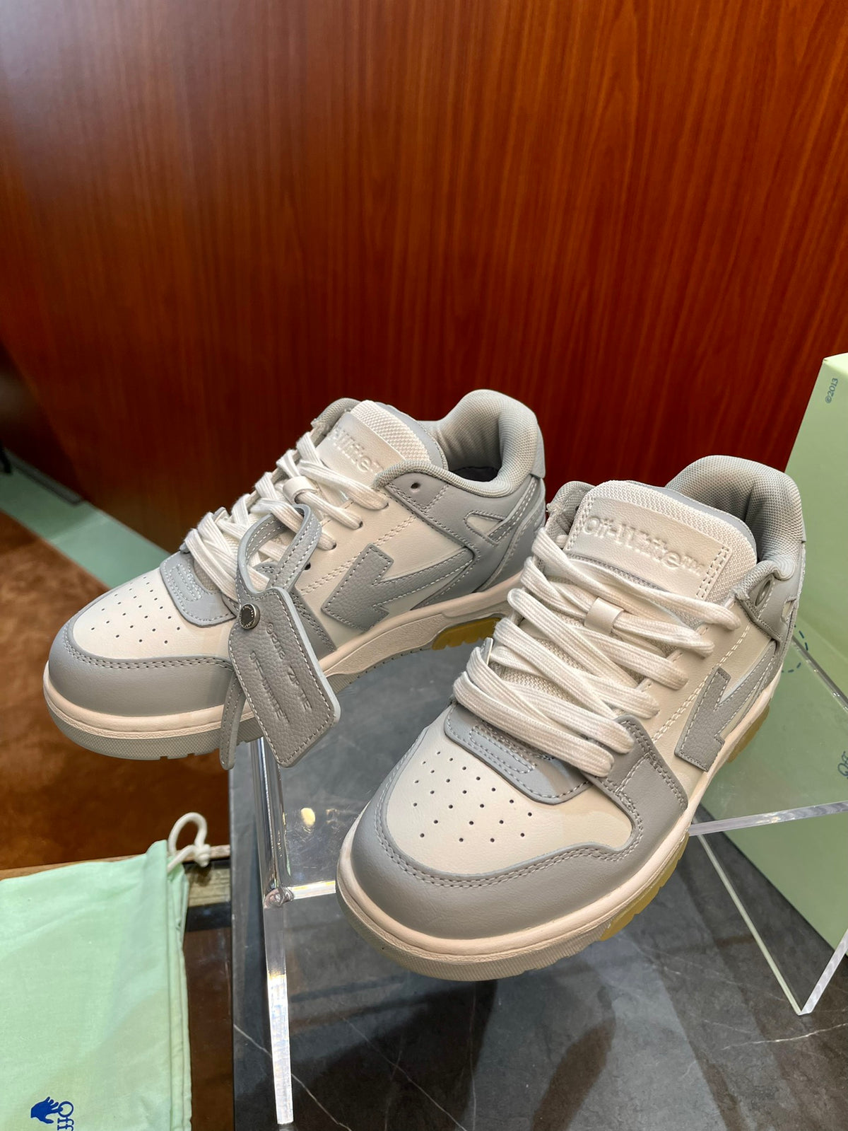 Шкіряні кросівки Off-White Out Of Office — сіро-білі