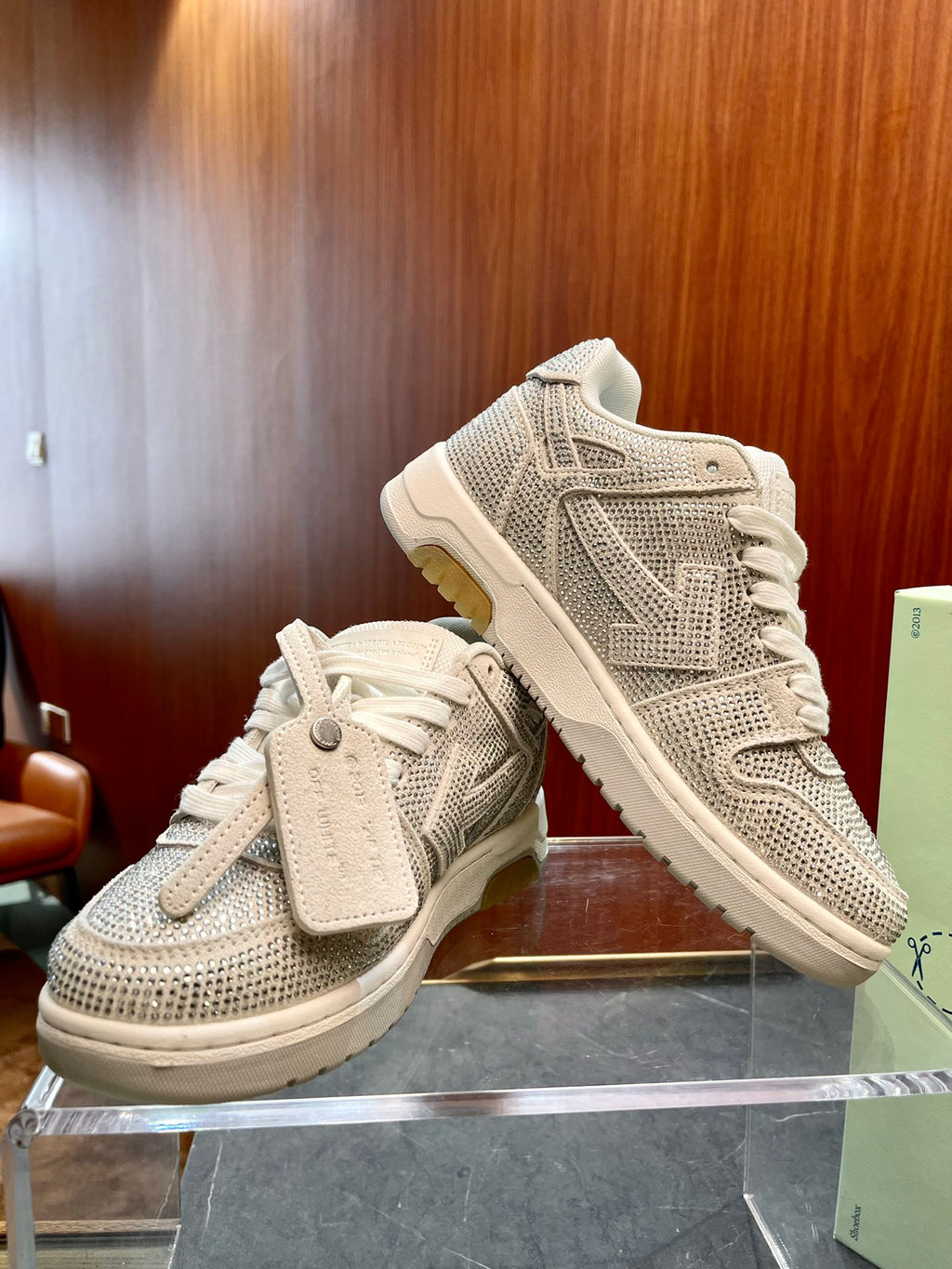 Шкіряні кросівки Off-White Out Of Office — світлі зі стразами