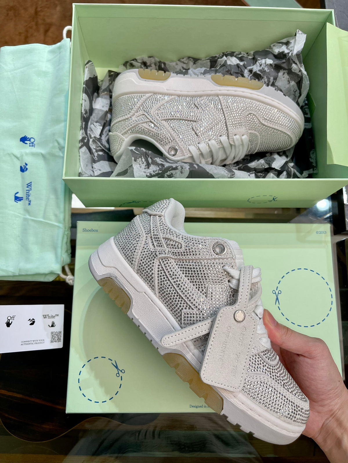 Шкіряні кросівки Off-White Out Of Office — світлі зі стразами