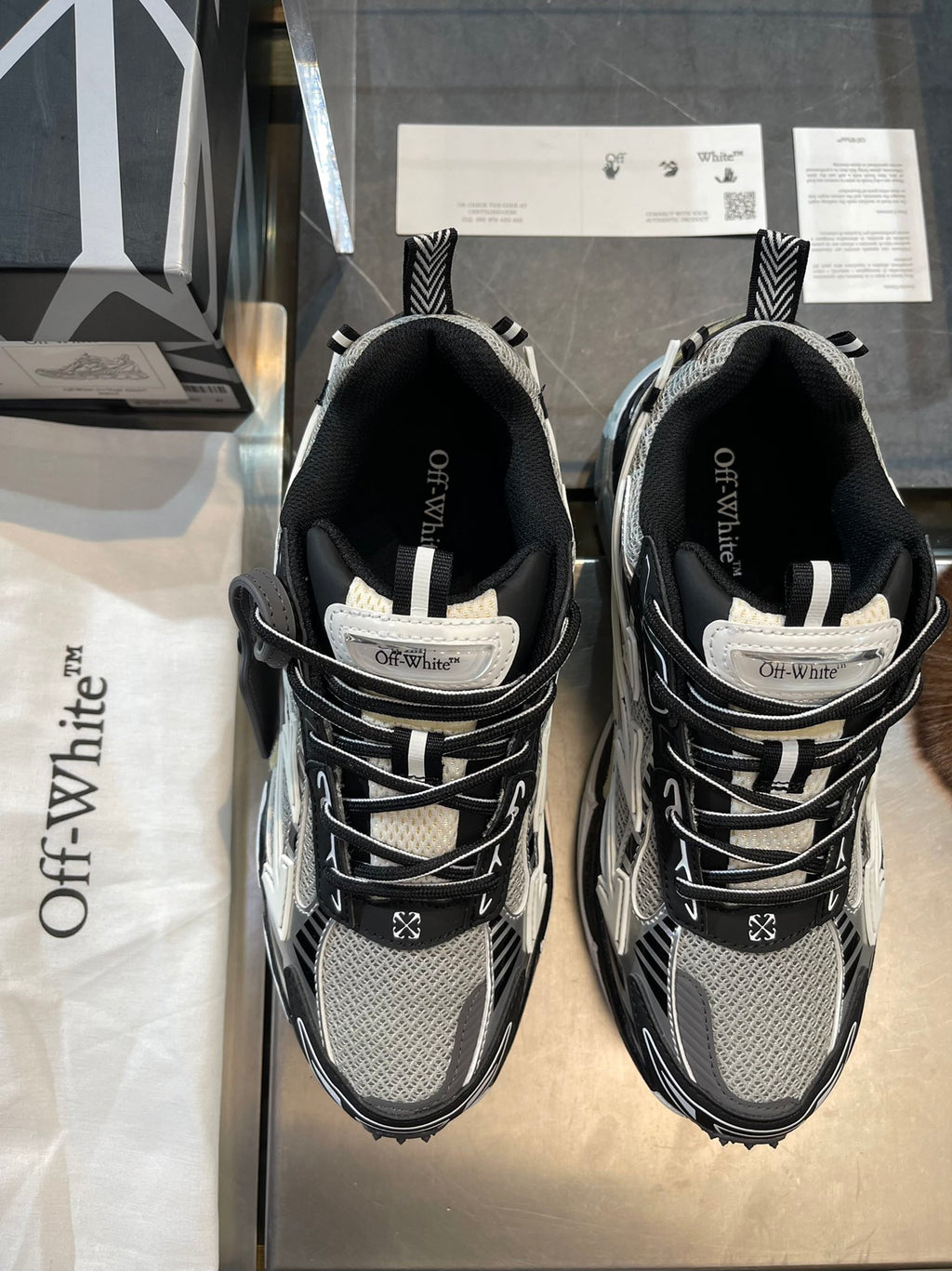 Кросівки Off-White — чорно-сірі