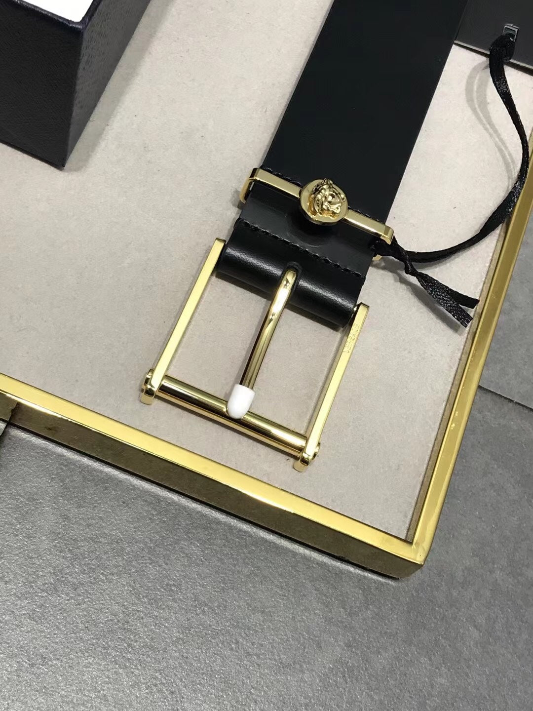 Ремінь Versace з натуральної шкіри з пряжкою-штифтом — фото 2