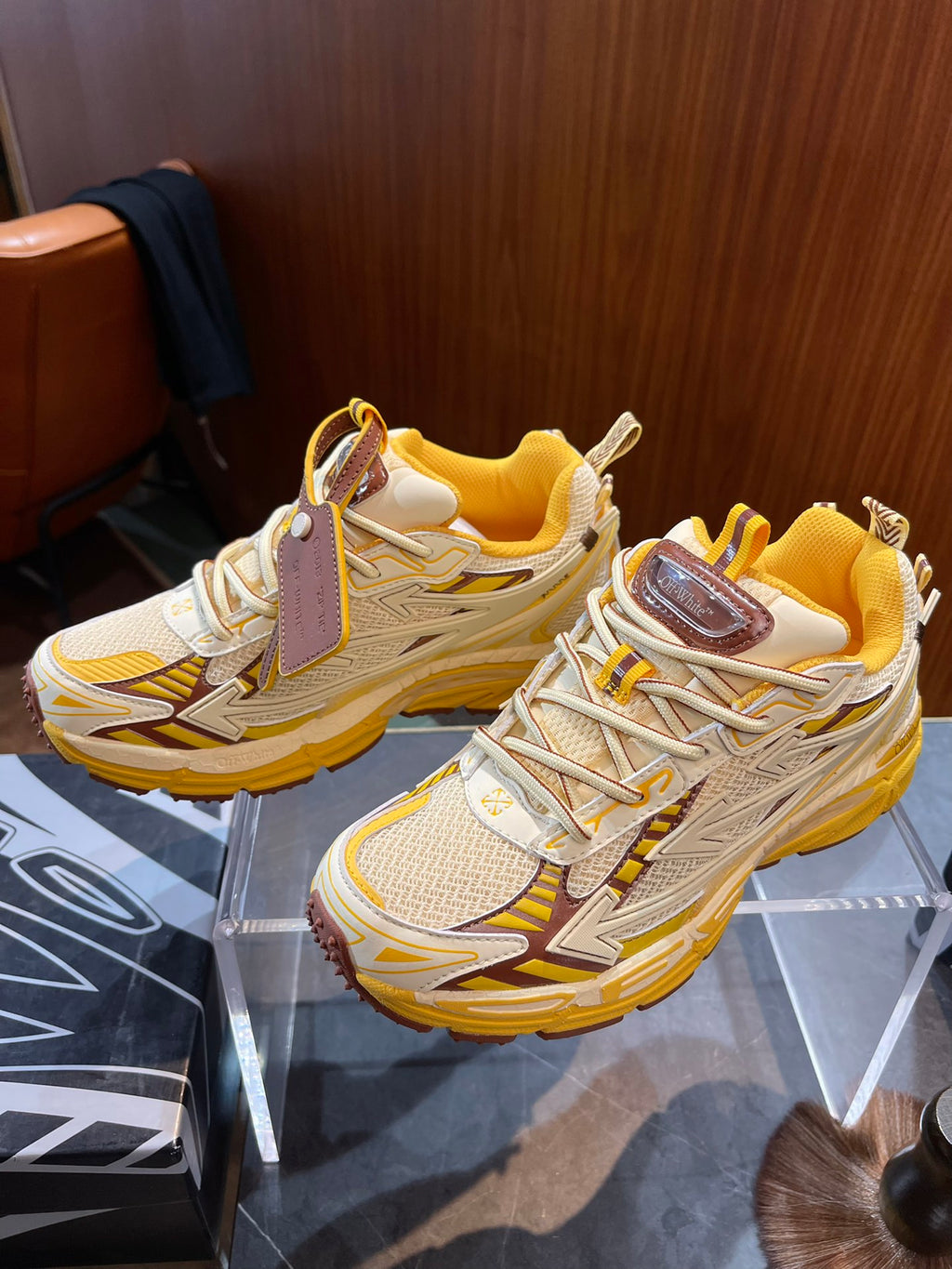 Кросівки Off-White — жовто-бежеві