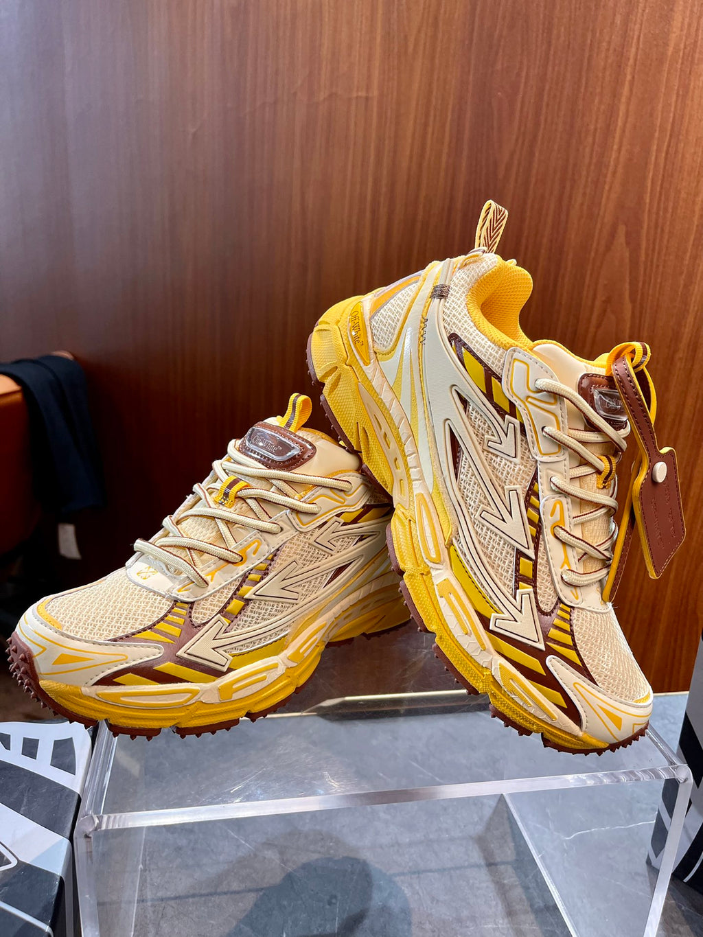 Кросівки Off-White — жовто-бежеві