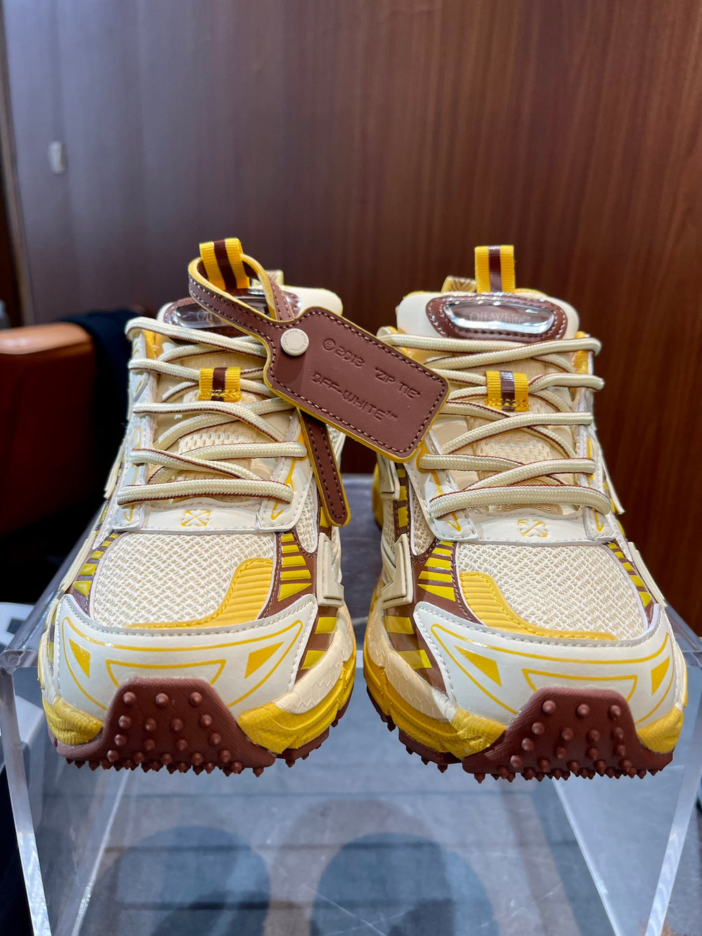 Кросівки Off-White — жовто-бежеві