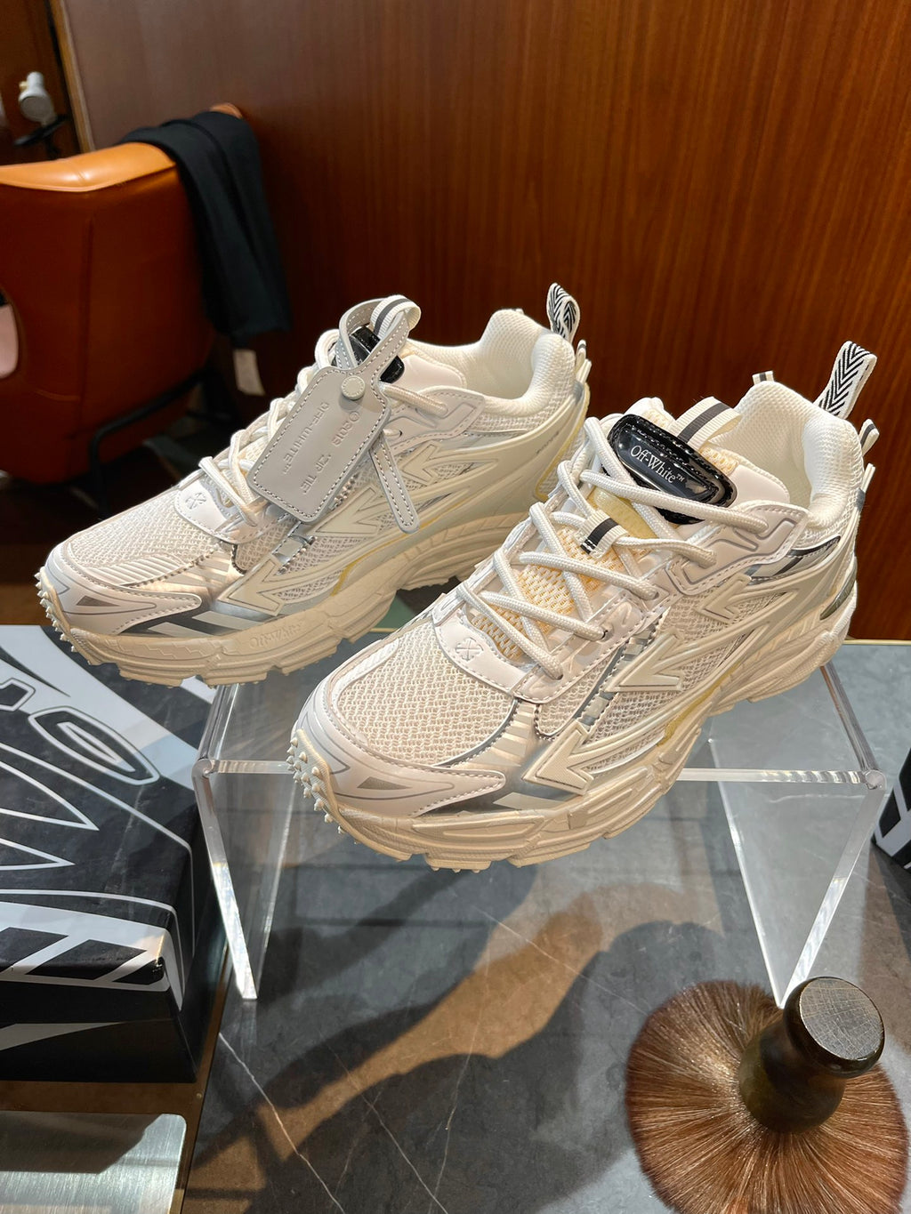 Кросівки Off-White — світлі