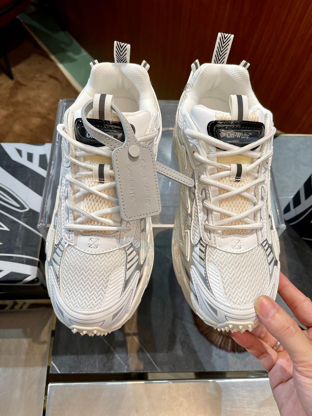 Кросівки Off-White — світлі