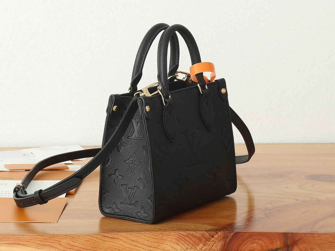 Жіноча сумка Valentino Garavani Rockstud OnTheGo