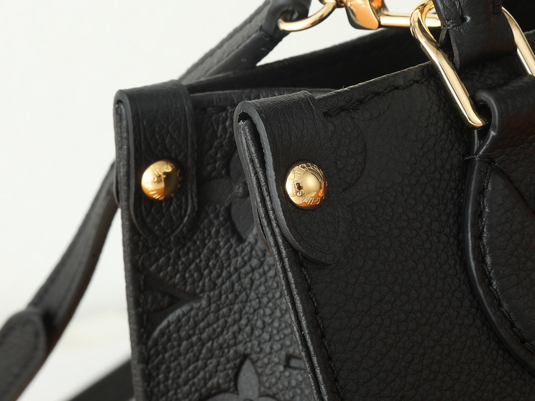 Жіноча сумка Valentino Garavani Rockstud OnTheGo