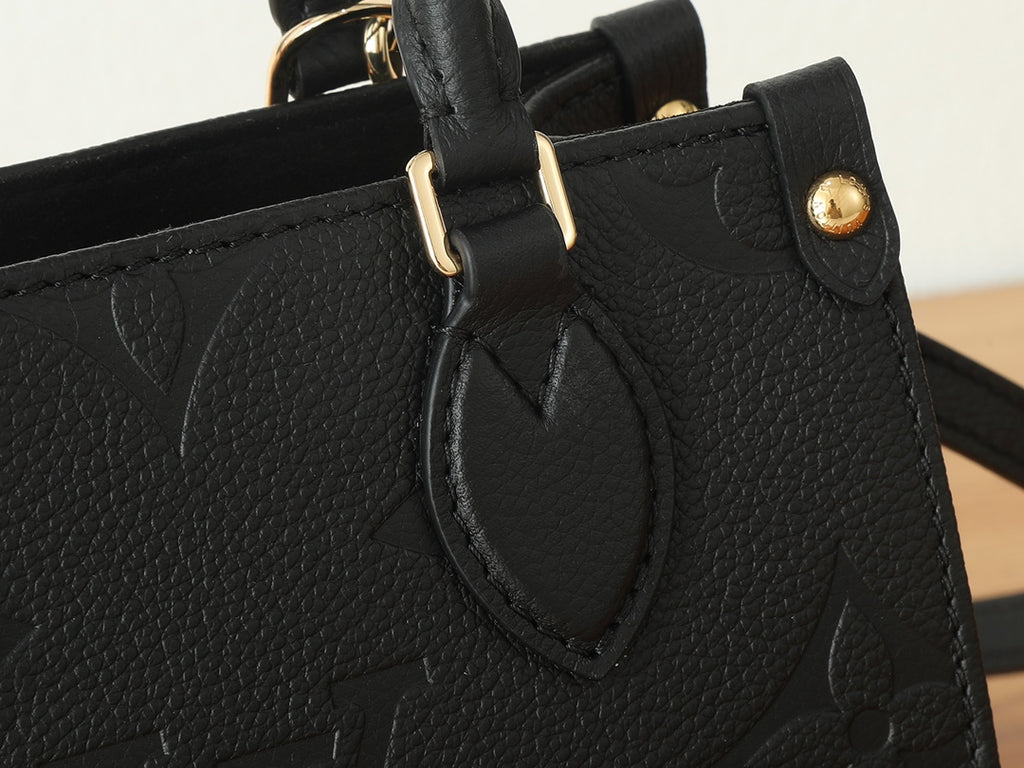 Жіноча сумка Valentino Garavani Rockstud OnTheGo