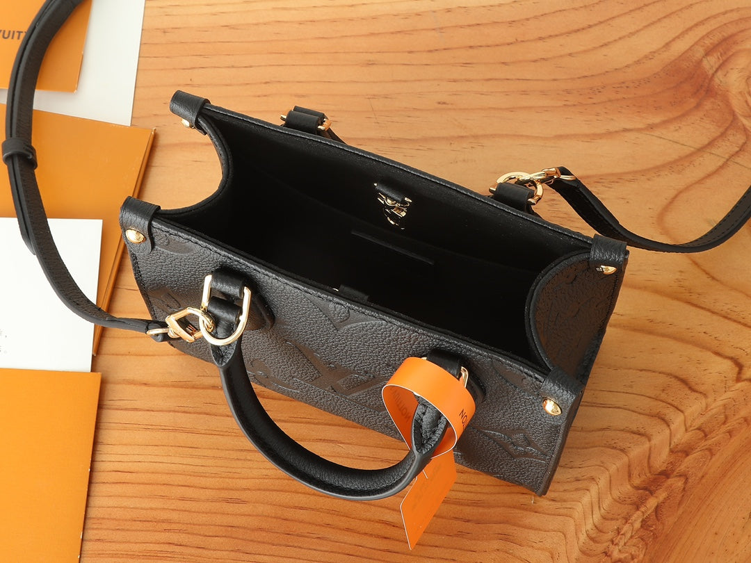 Жіноча сумка Valentino Garavani Rockstud OnTheGo
