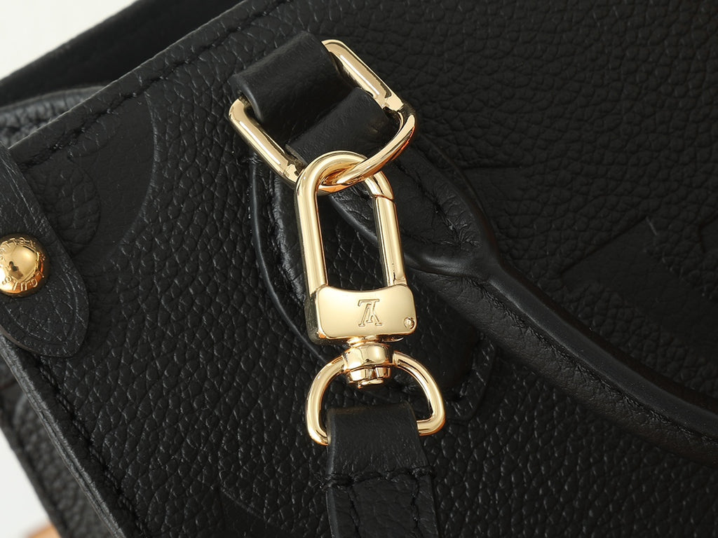 Жіноча сумка Valentino Garavani Rockstud OnTheGo