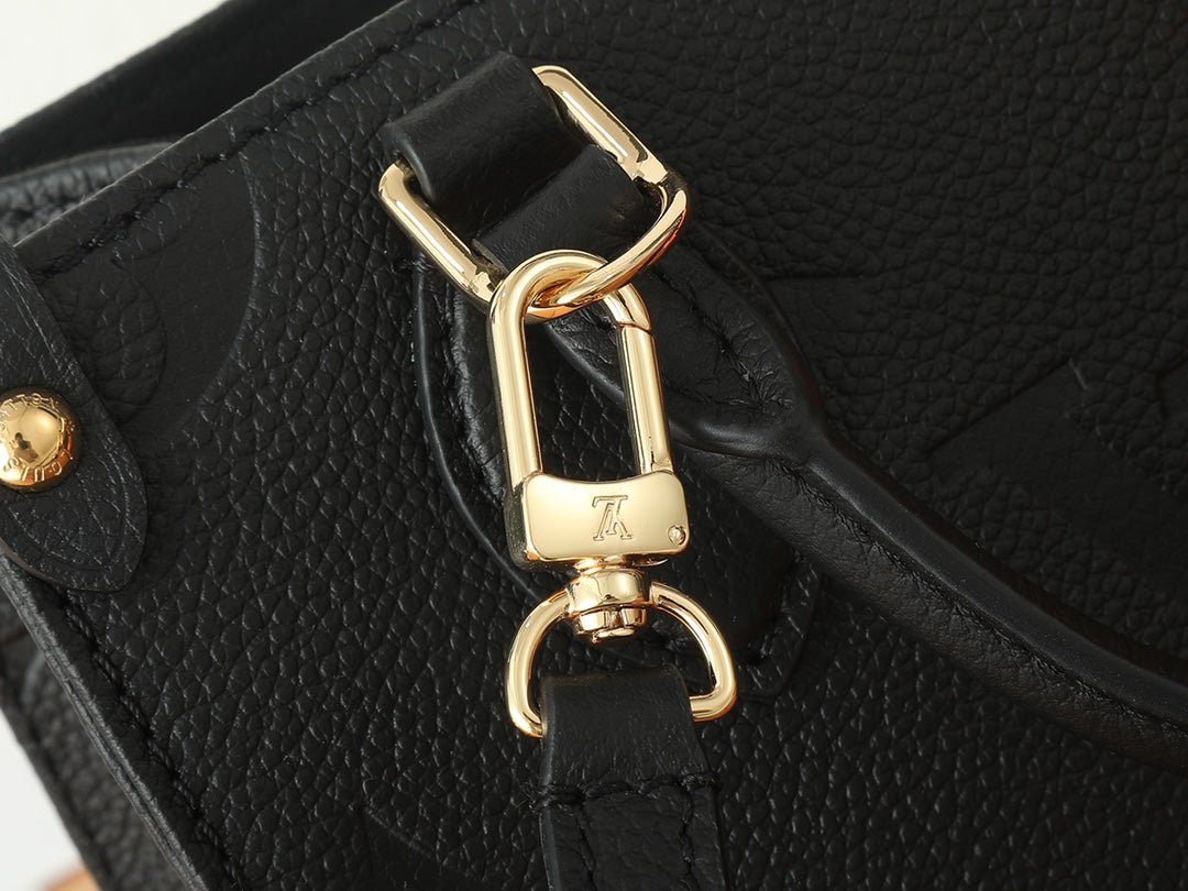 Жіноча сумка Valentino Garavani Rockstud OnTheGo