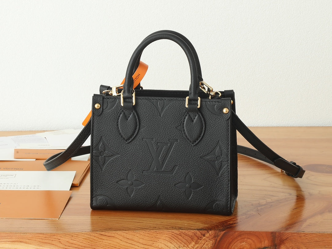 Жіноча сумка Valentino Garavani Rockstud OnTheGo