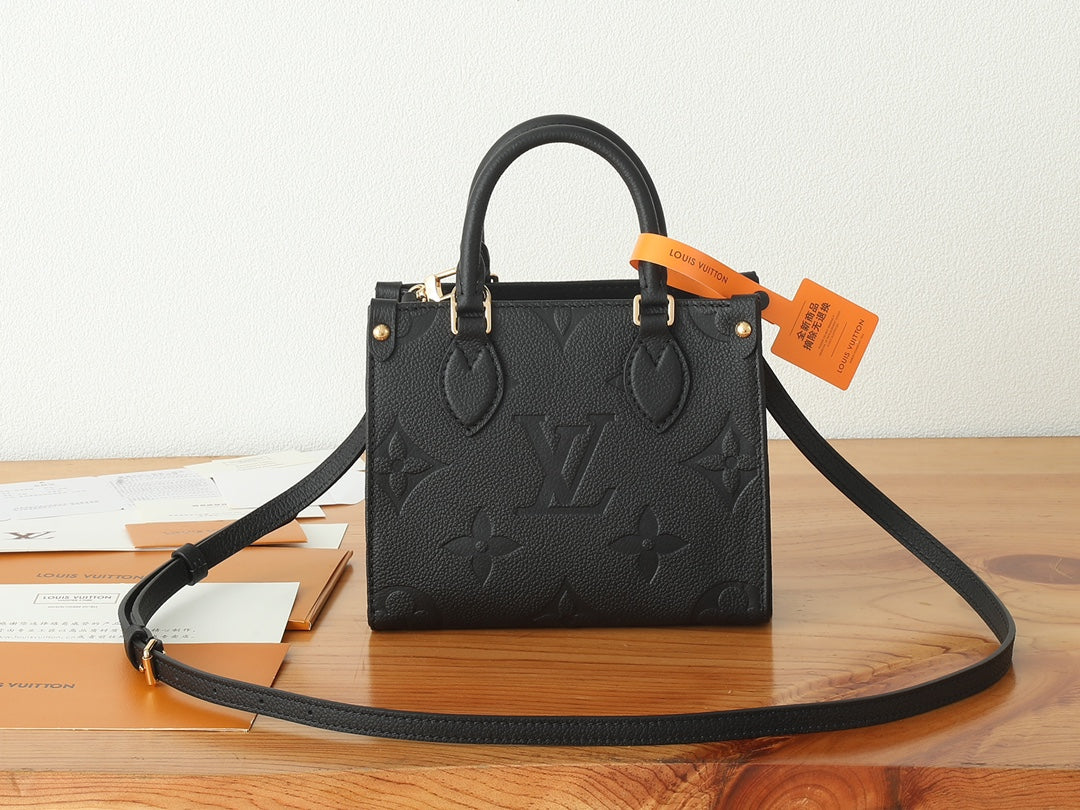 Жіноча сумка Valentino Garavani Rockstud OnTheGo
