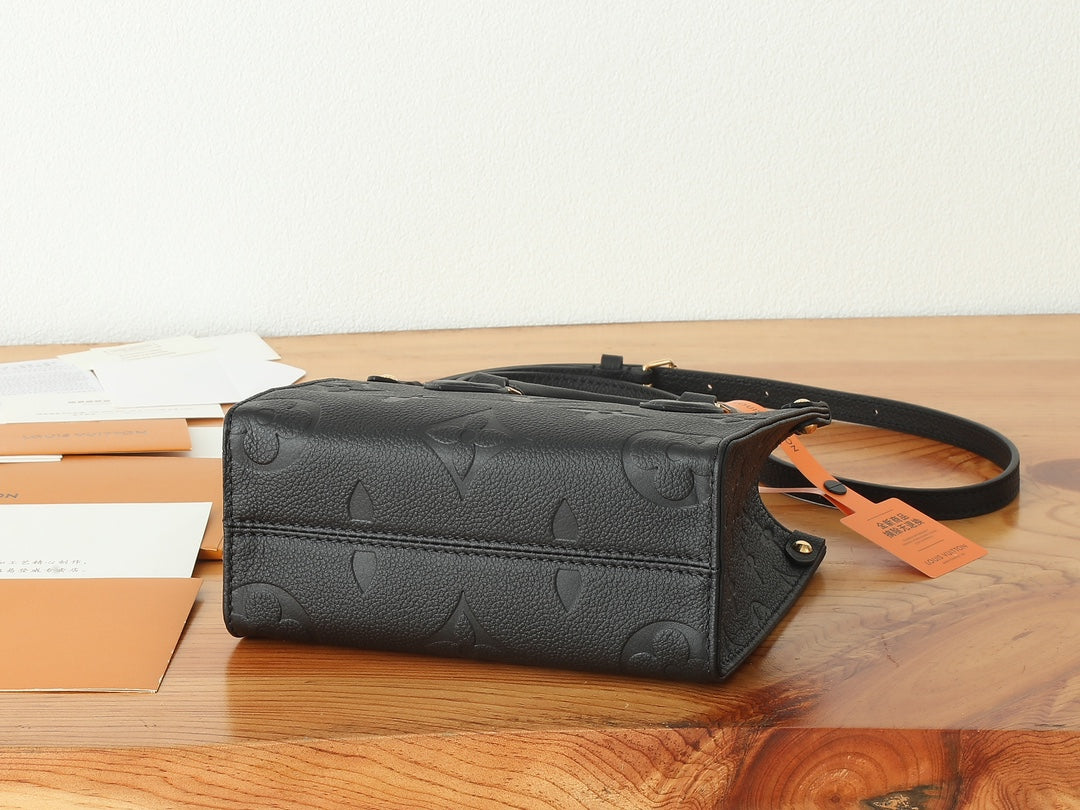 Жіноча сумка Valentino Garavani Rockstud OnTheGo