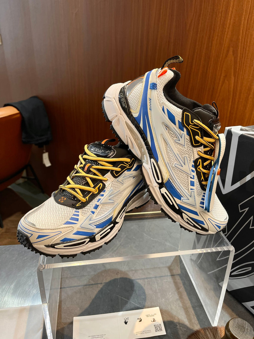 Кросівки Off-White — світлі із синім і жовтим