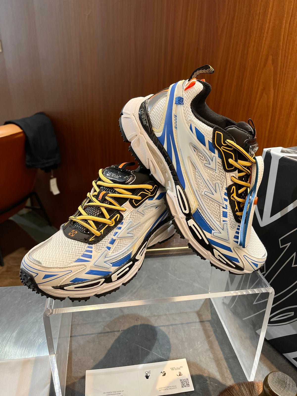 Кросівки Off-White — світлі із синім і жовтим