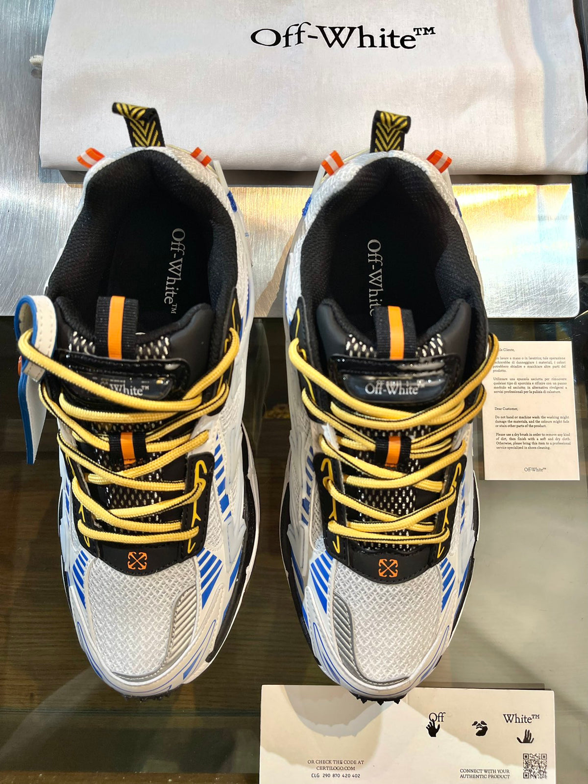 Кросівки Off-White — світлі із синім і жовтим