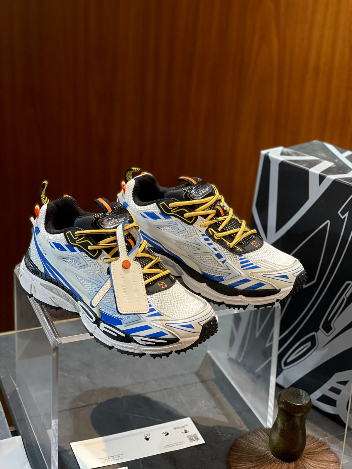 Кросівки Off-White — світлі із синім і жовтим