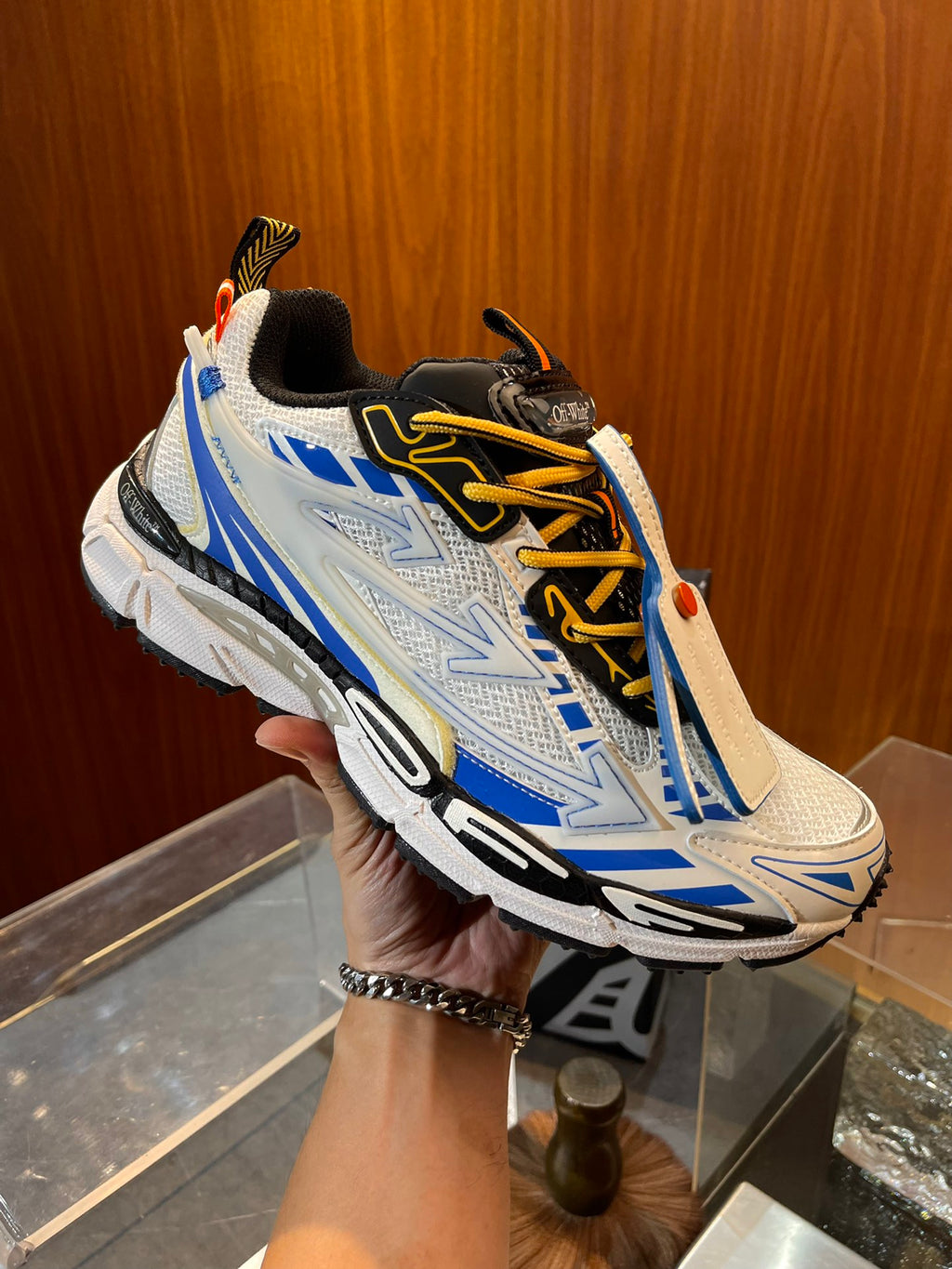 Кросівки Off-White — світлі із синім і жовтим