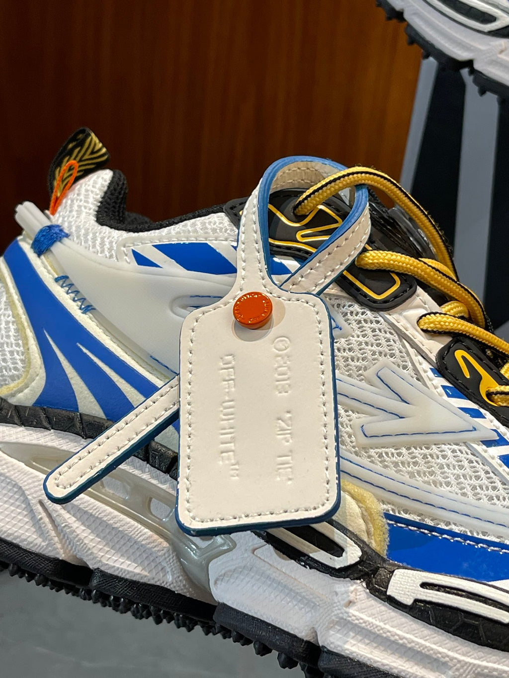 Кросівки Off-White — світлі із синім і жовтим