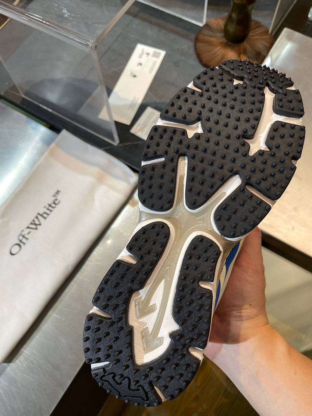 Кросівки Off-White — світлі із синім і жовтим