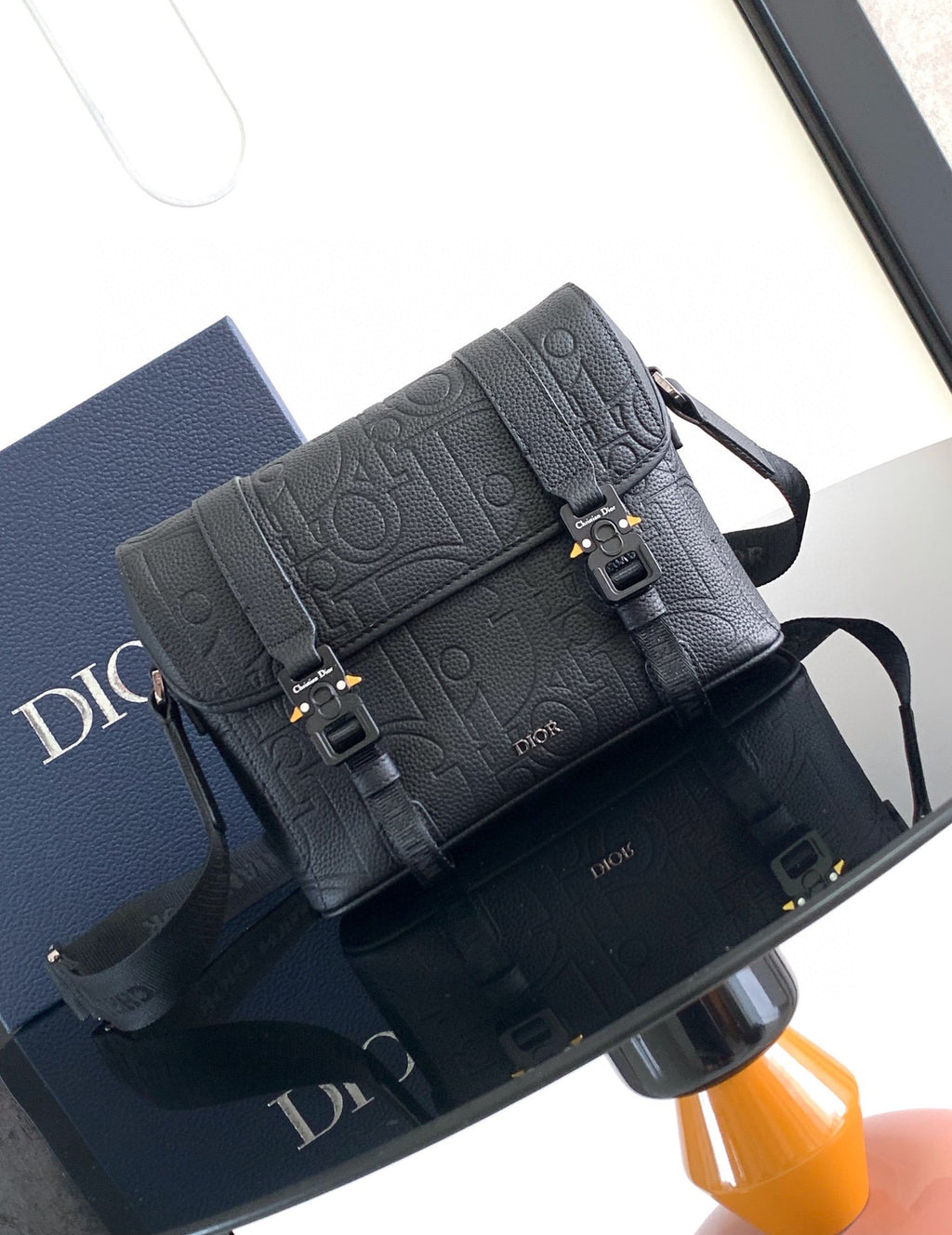 Сумка-месенджер Dior Hit The Road із тисненої натуральної шкіри, чорна — фото 1