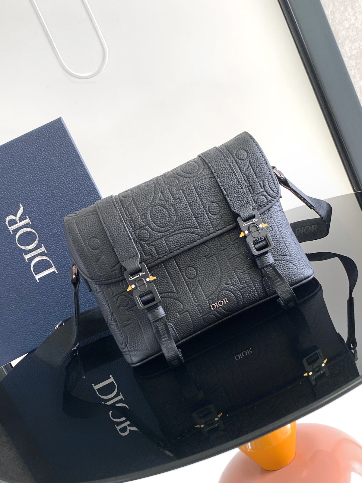 Сумка-месенджер Dior Hit The Road із тисненої натуральної шкіри — фото 1